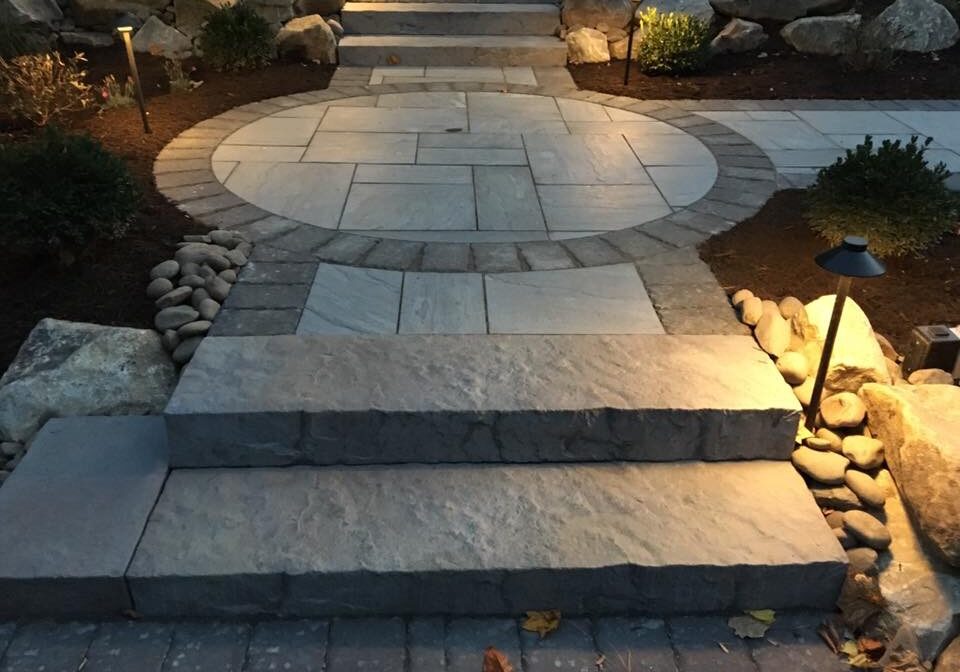 Aberdeen-Slab-Pavers-with-a-Soldier-Border