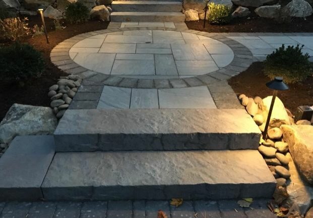 Aberdeen-Slab-Pavers-with-a-Soldier-Border_0